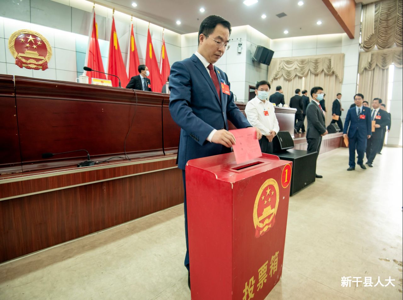 【聚焦两会】新干县十七届人大六次会议胜利闭幕