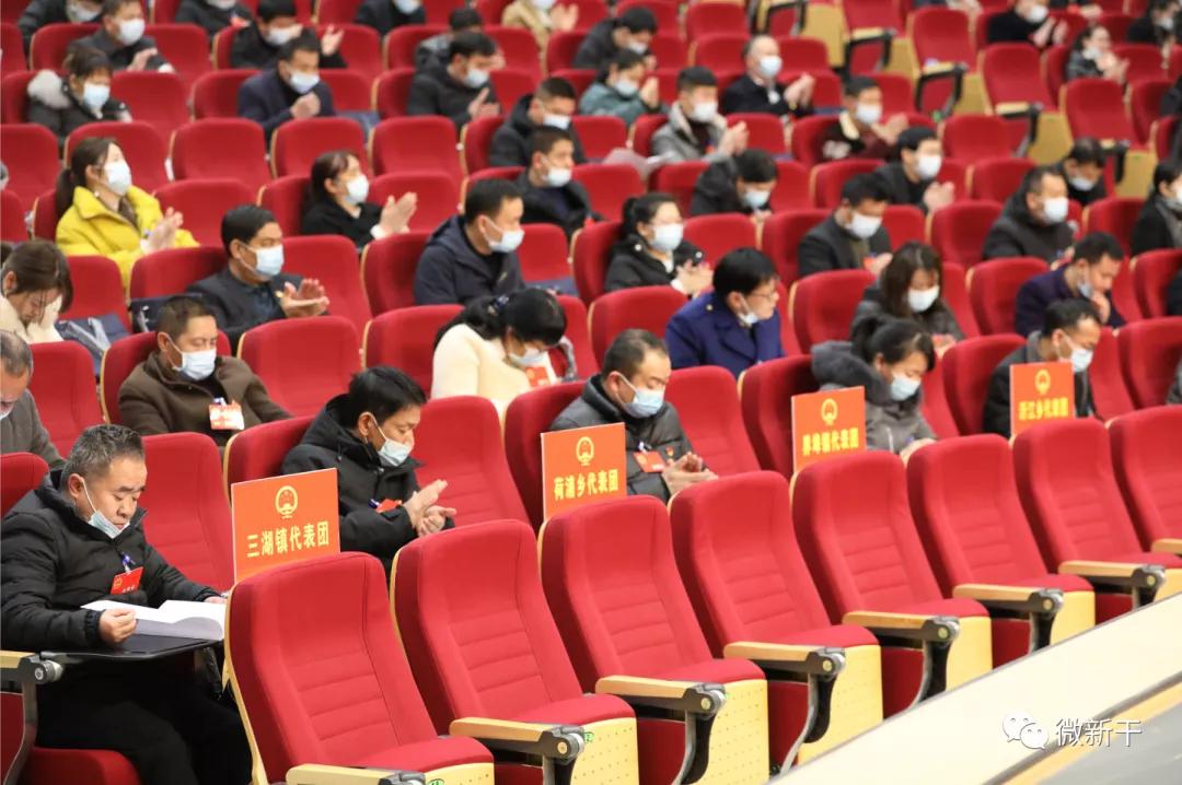 代表听报告.jpg