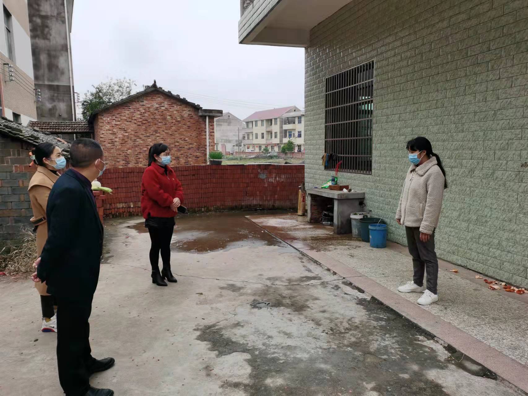 镇人大主席团上户动员在家未接种群众.jpg